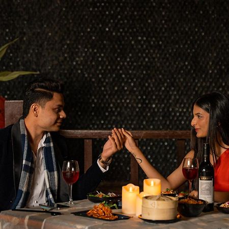 Hyatt Pune Dış mekan fotoğraf A couple dining together