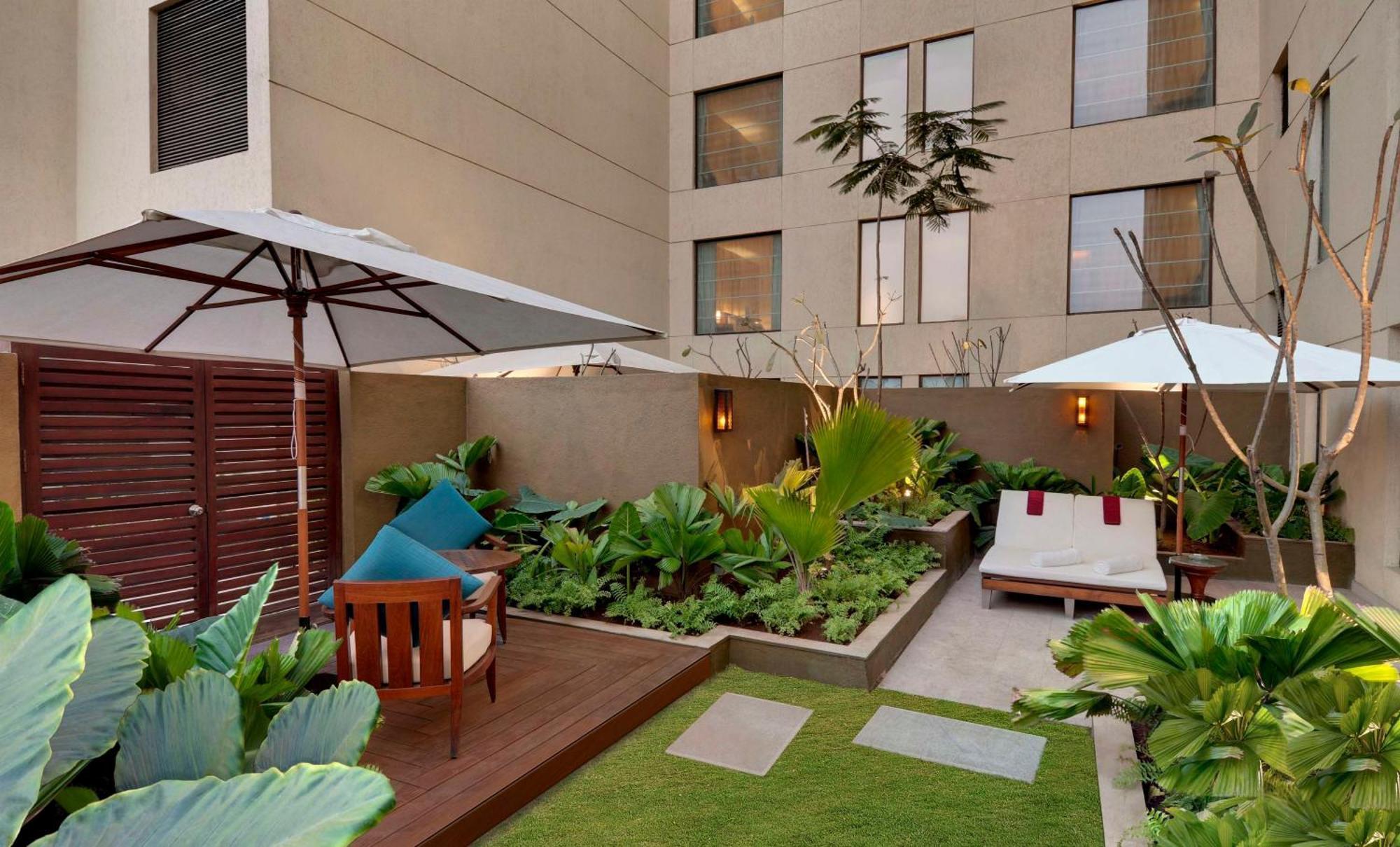 Hyatt Pune Dış mekan fotoğraf The hotel's courtyard