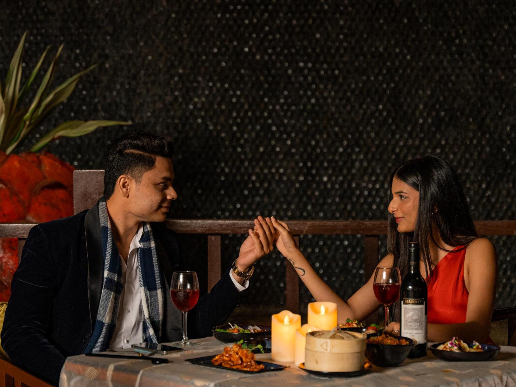 Hyatt Pune Dış mekan fotoğraf A couple dining together