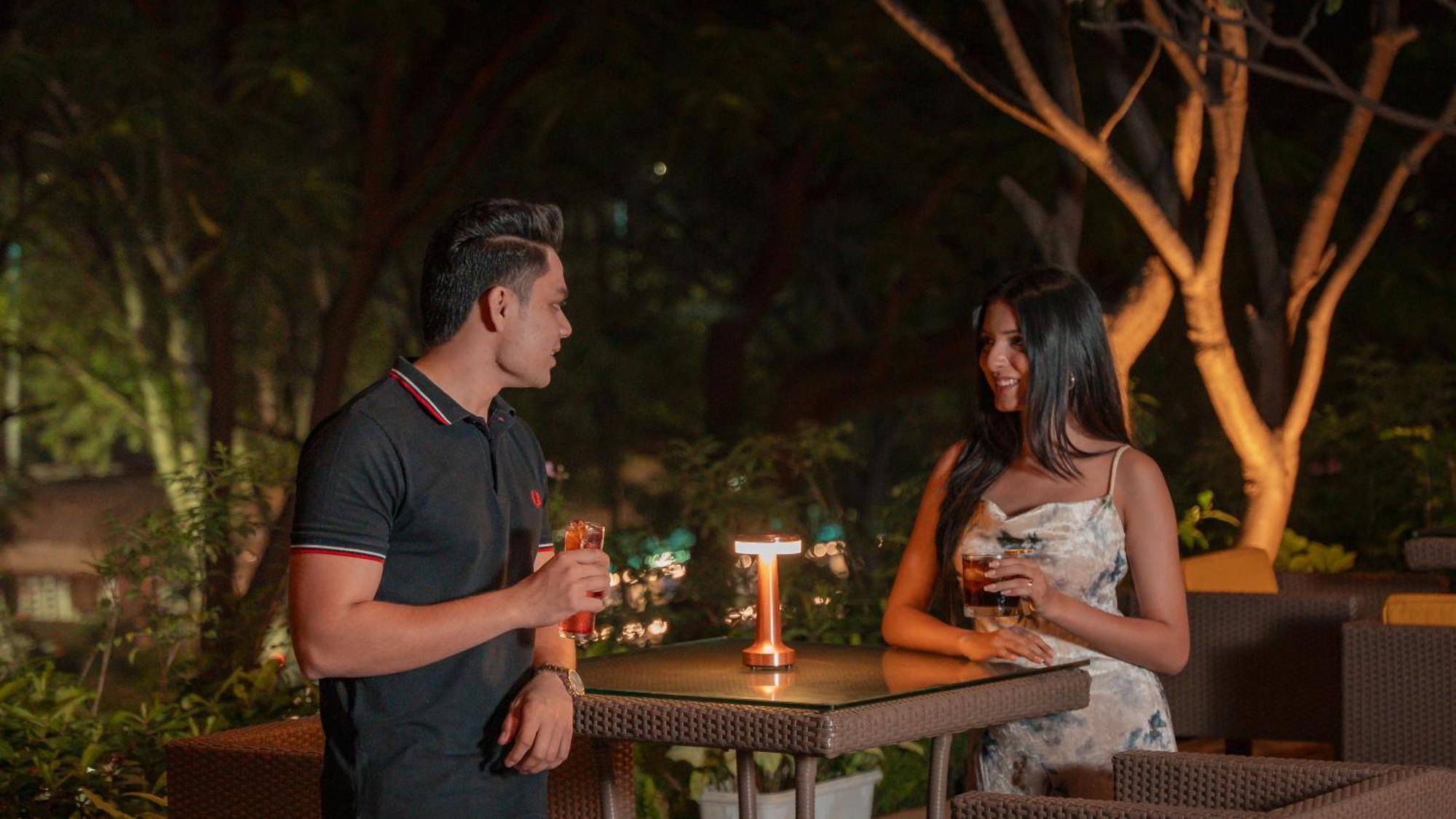 Hyatt Pune Dış mekan fotoğraf A couple at a bar