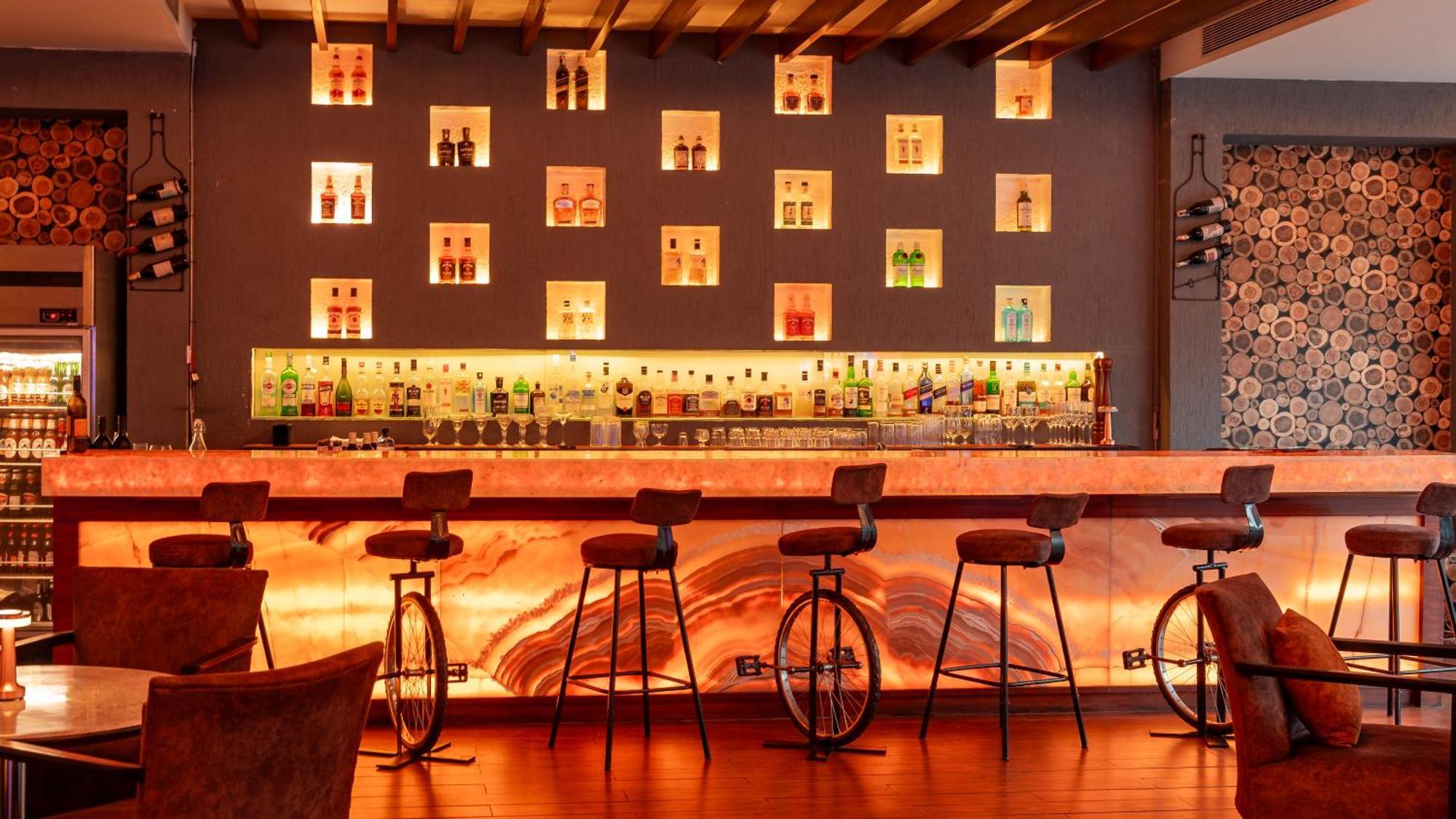 Hyatt Pune Dış mekan fotoğraf The bar at the 101 bar