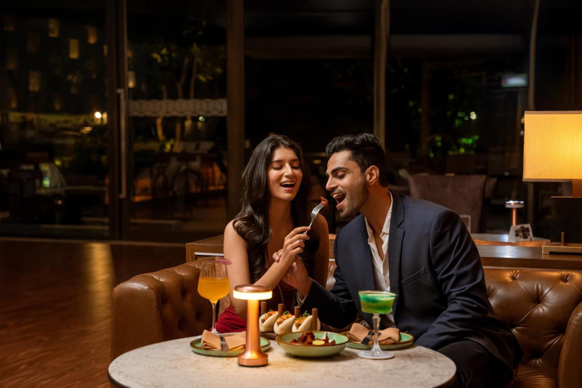 Hyatt Pune Dış mekan fotoğraf A couple dining at a restaurant