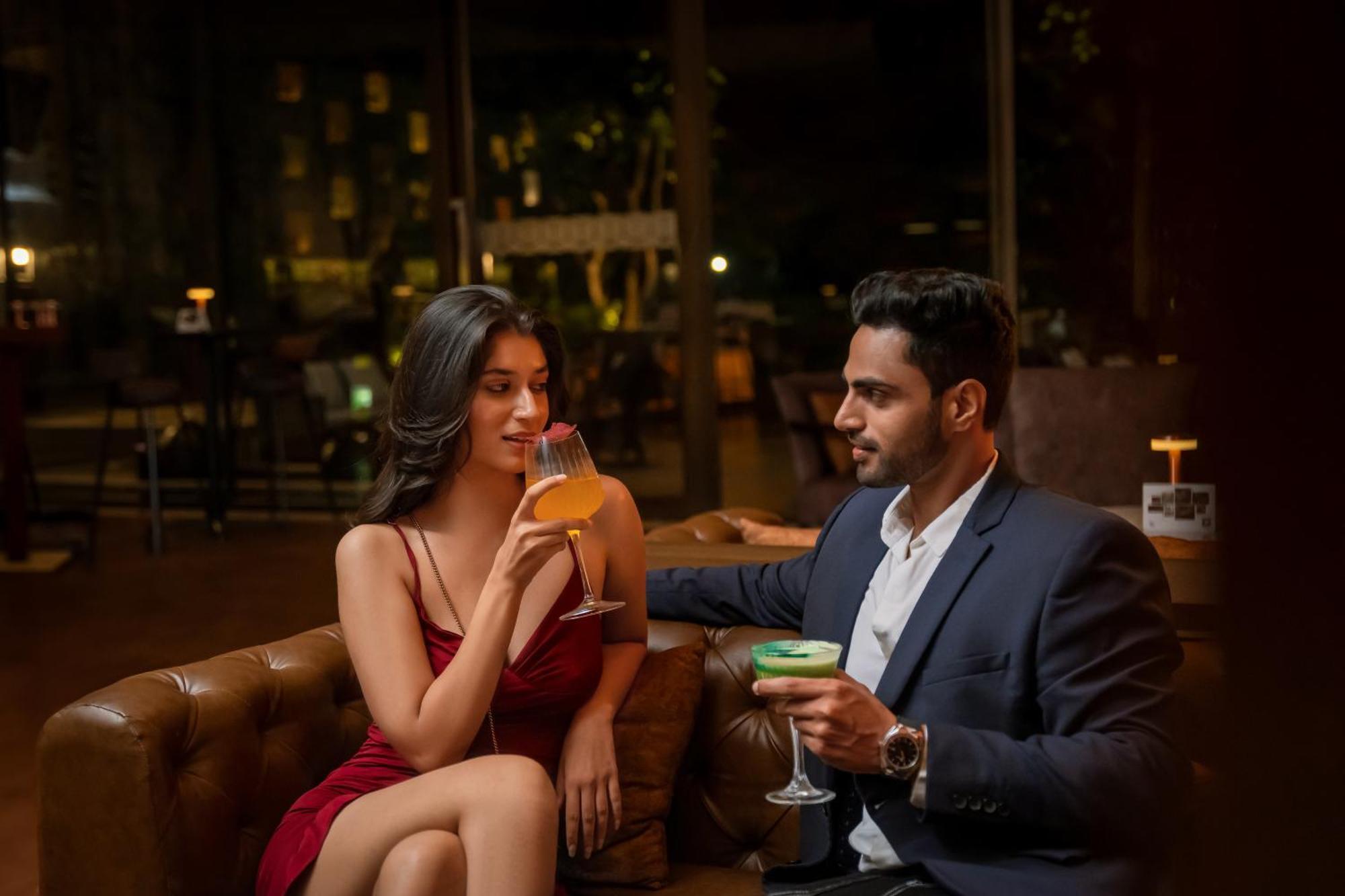 Hyatt Pune Dış mekan fotoğraf A couple drinking cocktails