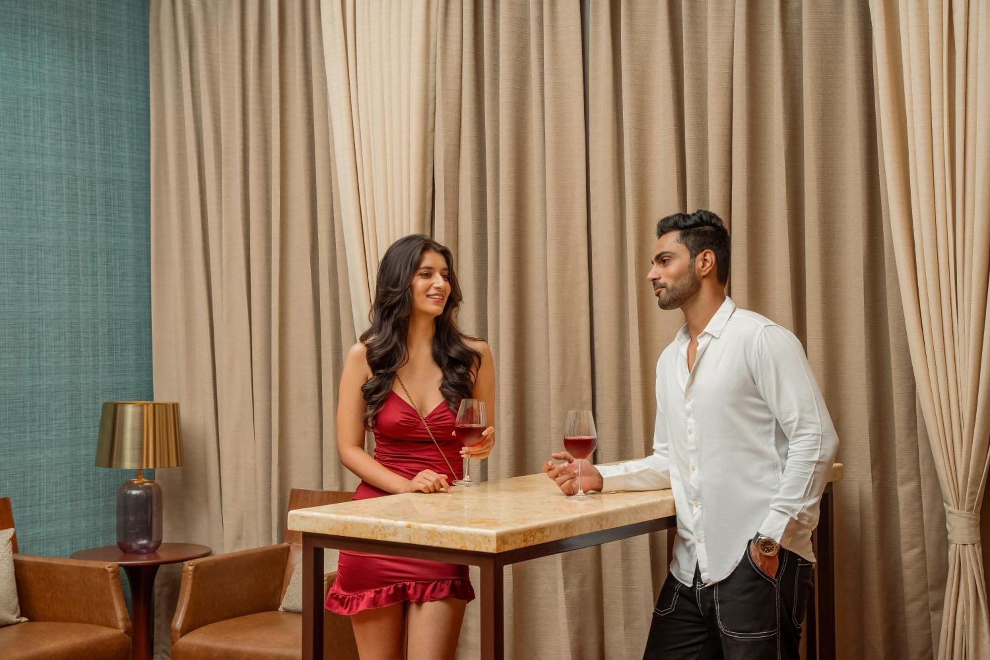 Hyatt Pune Dış mekan fotoğraf A couple at a bar