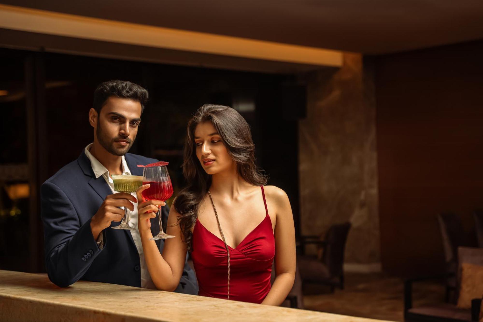 Hyatt Pune Dış mekan fotoğraf A couple drinking cocktails