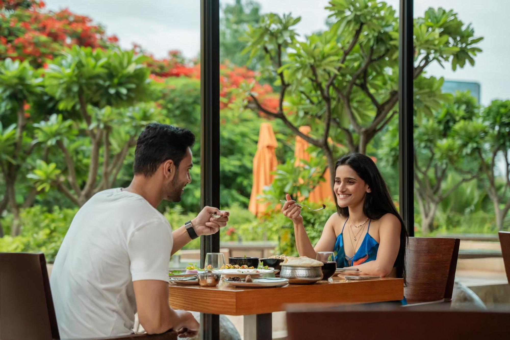 Hyatt Pune Dış mekan fotoğraf A couple dining at the hotel